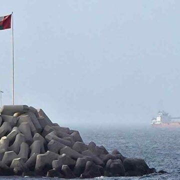 Oil falls more than 4% as Iran and US pause strikes over Strait of Hormuz